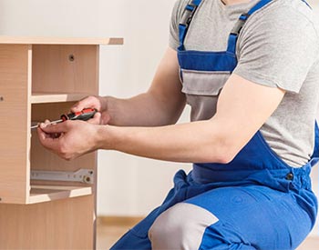 Montador de móveis fazendo a desmontagem de um móvel